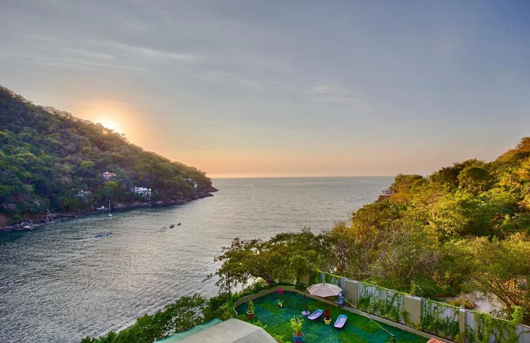 Beautifully Decorated Panoramic Suite, Offering Impressive Views Of The Bay-1