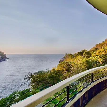 Beautifully Decorated Panoramic Suite, Offering Impressive Views Of The Bay-3