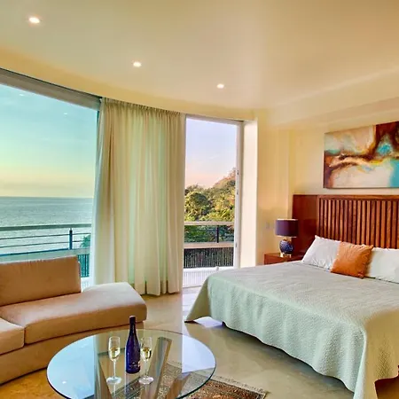 Beautifully Decorated Panoramic Suite, Offering Impressive Views Of The Bay-2
